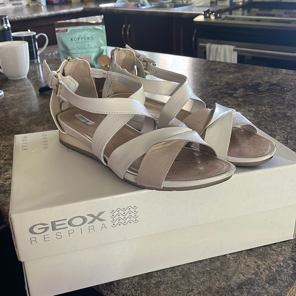size 7 geox sandals! super comfy good condition - Picture 1 of 1